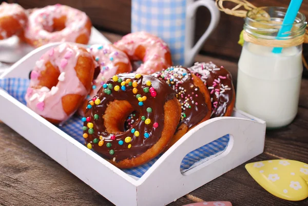 Hemgjorda donuts med choklad och florsocker glasyr — Stockfoto