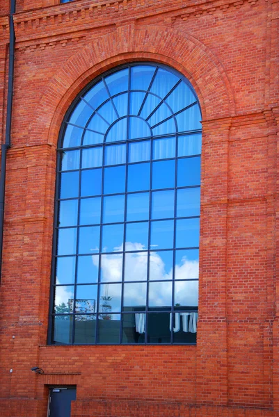 Reflet de ciel bleu dans fenêtre de vieille usine à Lodz — Photo