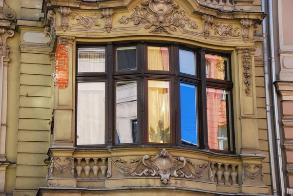 Reflexão de edifício antigo na janela em Lodz — Fotografia de Stock