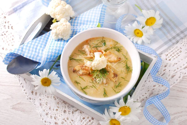 Суп з цвітної капусти з куркою та пармезаном — стокове фото