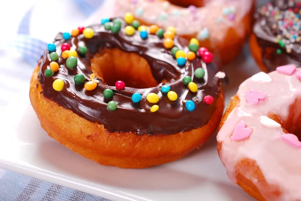 Zelfgemaakte donuts met chocolade en slagroom glazuur — Stockfoto