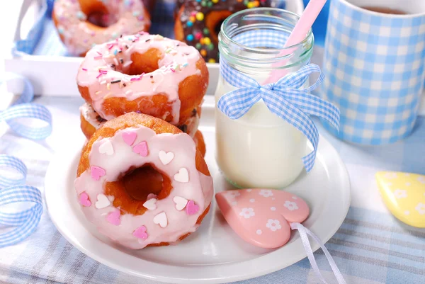 Zelfgemaakte donuts en melk — Stockfoto