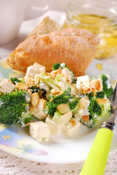 Broccoli sallad med fetaost och mandel — Stockfoto