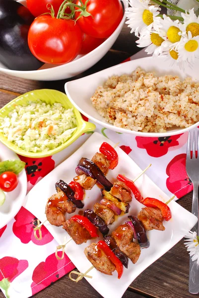 Pinchos de carne y verduras con salsa teriyaki para el almuerzo — Foto de Stock