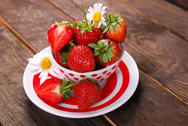 Bowl of fresh strawberries on wooden table — Stock Photo, Image