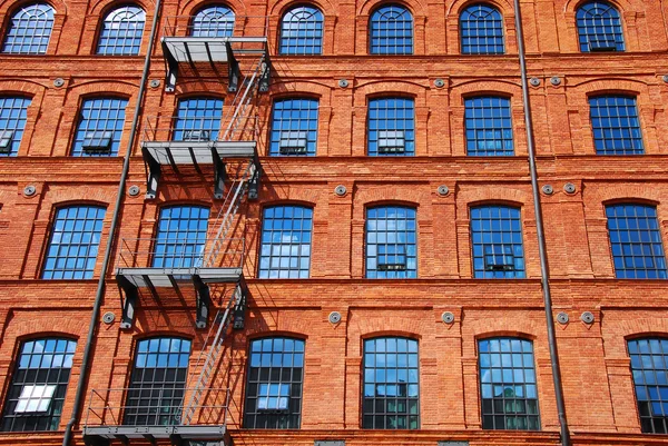 Viejo edificio de fábrica de ladrillo en Lodz — Foto de Stock