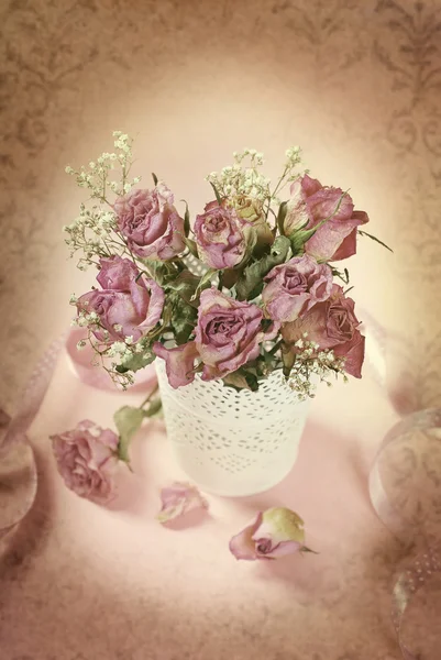复古风格的干玫瑰插在花瓶里的照片 — 图库照片