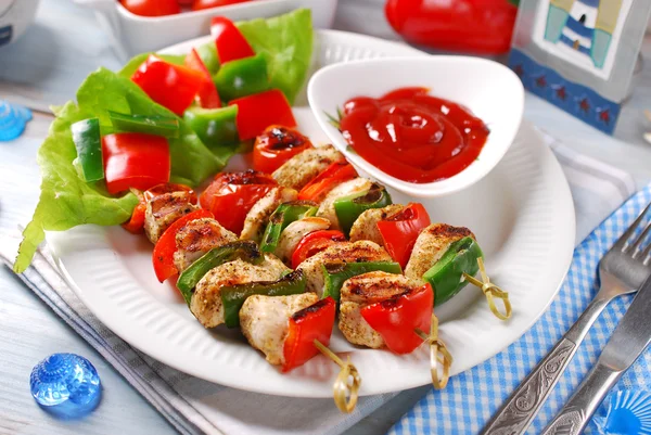 Chicken and vegetable grilled skewers — Stock Photo, Image