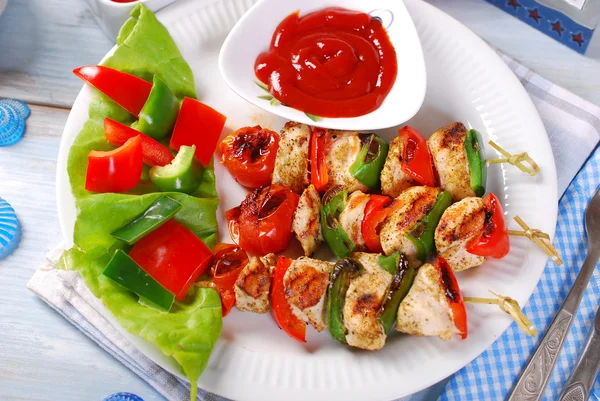 Chicken and vegetable grilled skewers — Stock Photo, Image