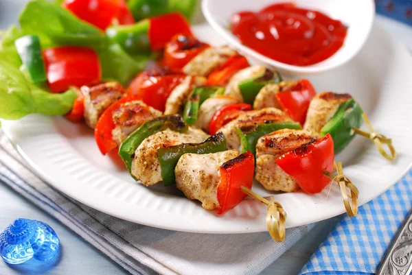 Chicken and vegetable grilled skewers — Stock Photo, Image