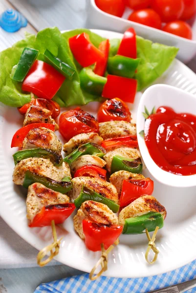 Brochetas a la parrilla de pollo y verduras — Foto de Stock