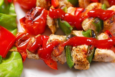 tavuk ve sebze ızgara şiş ketçap ile