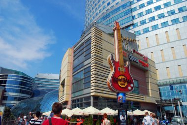 ünlü gitar - Hard Rock Cafe Varşova Merkezi sembolü