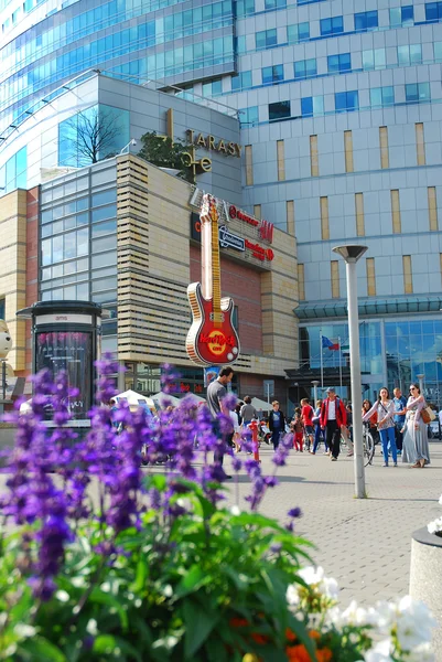 Guitarra famosa - símbolo de Hard Rock Café en el centro de Varsovia —  Fotos de Stock