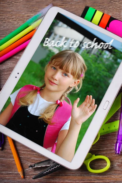 Torna a scuola sfondo con tablet pc visualizzazione foto di sch — Foto Stock