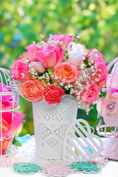 Wedding decoration with rose bouquet — Stock Photo, Image