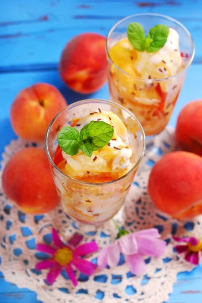 Peach and vanilla ice cream with caramel and mint — Stock Photo, Image