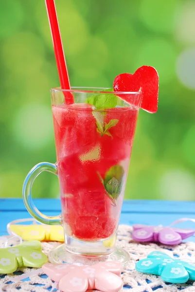 Bebida de melancia com hortelã e gelo — Fotografia de Stock