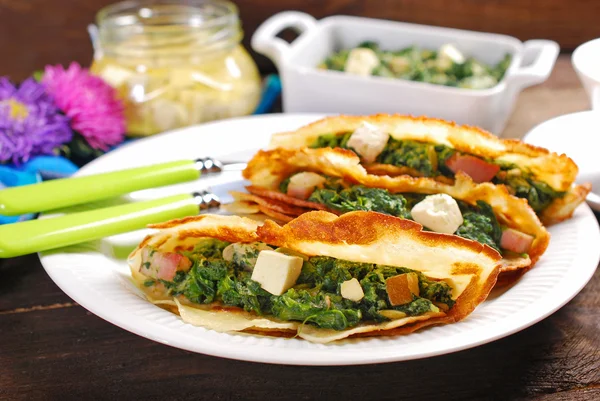 Panquecas cheias de espinafre e feta na mesa de madeira — Fotografia de Stock