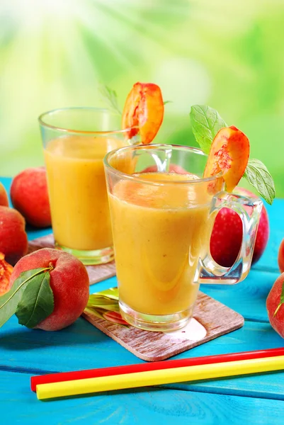 Persika och äpple smoothie — Stockfoto