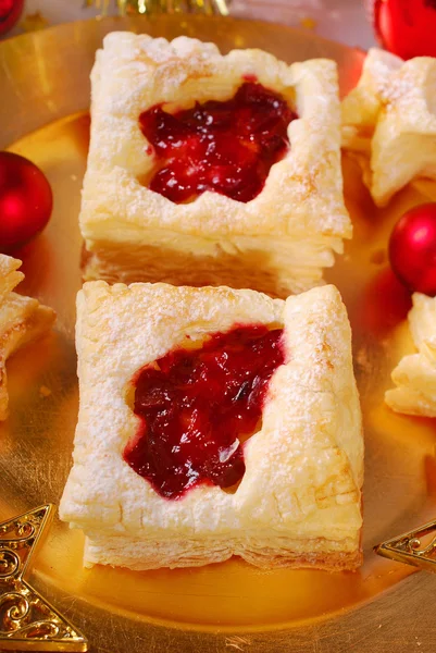 Biscotti di pasta sfoglia di Natale con mirtillo rosso — Foto Stock