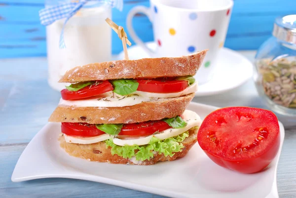 Dieta café da manhã com sanduíche caprese — Fotografia de Stock