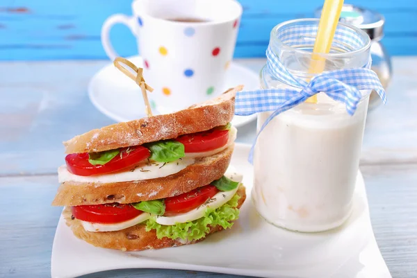 Diät-Frühstück mit Caprese-Sandwich — Stockfoto