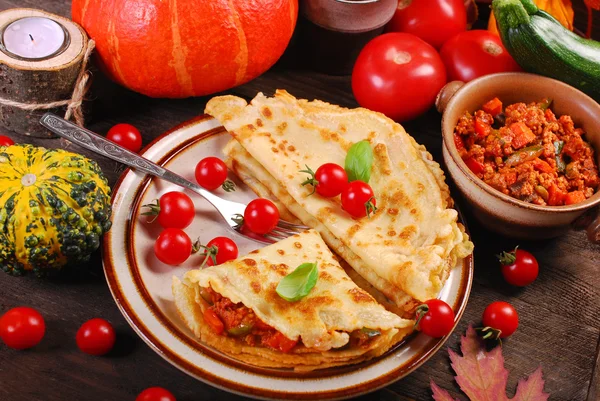 Panquecas recheadas com abóbora, abobrinha e carne picada — Fotografia de Stock