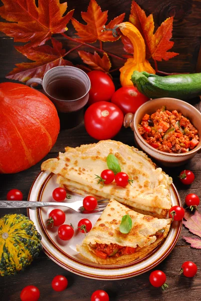 Tortitas rellenas de calabaza, calabacín y carne picada —  Fotos de Stock