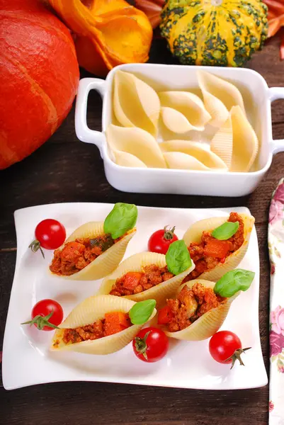 Involucri di pasta farciti con carne macinata, zucca e zucchine — Foto Stock