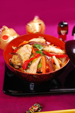 tavuk ve sebze stir fry