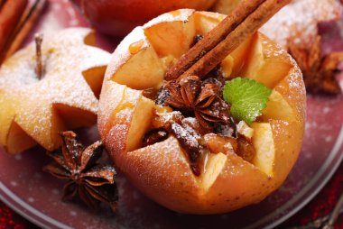 Noel için vanilya peynirli fırınlanmış elma, ceviz, kuru üzüm, baharat ve bal. 