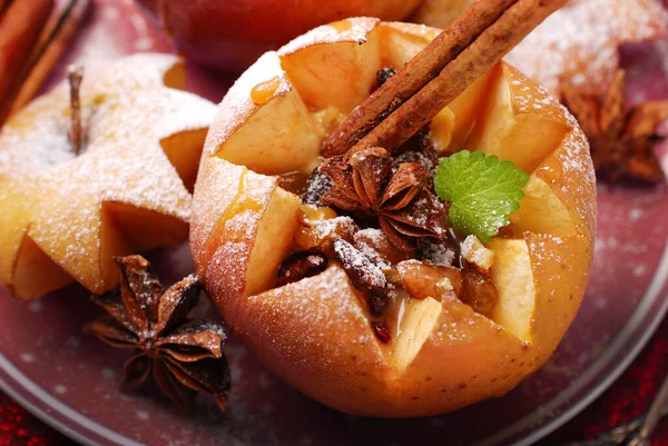 Noel için vanilya peynirli fırınlanmış elma, ceviz, kuru üzüm, baharat ve bal. 