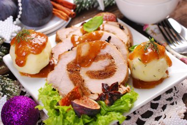 incir ve patates ile Noel yemeği loin domuz eti ile doldurulmuş