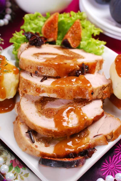 Weihnachtsessen mit Schweinelende gefüllt mit Feigen und Kartoffeln — Stockfoto