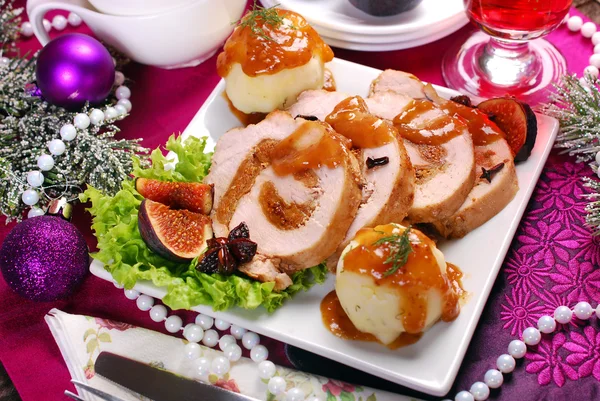 Рождественский ужин со свининой, фаршированной инжиром и картошкой — стоковое фото