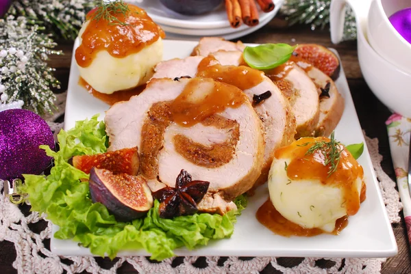 Weihnachtsessen mit Schweinelende gefüllt mit Feigen und Kartoffeln — Stockfoto