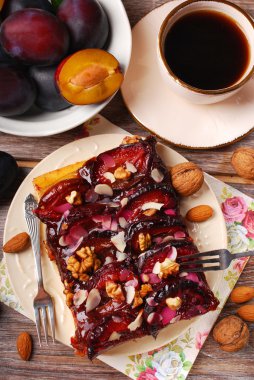 ceviz ve badem ile ev yapımı kuru üzümlü kek