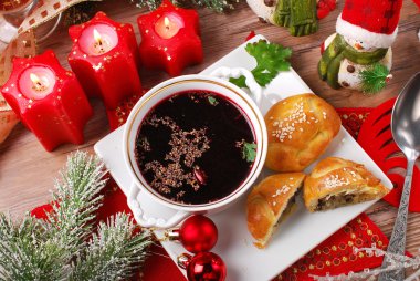 Noel arifesi kırmızı pancar çorbası ile hamur işleri