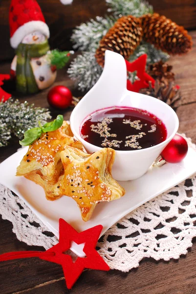 Puff pastries and red borscht for christmas eve — Stock Photo, Image