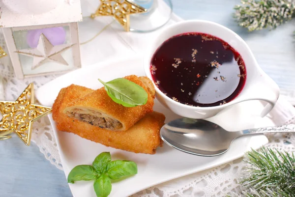 Kroketten und roter Borschtsch zu Heiligabend — Stockfoto