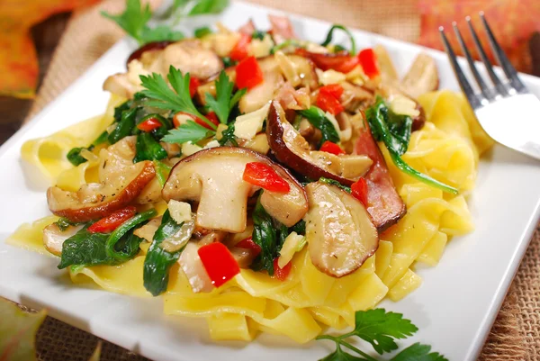 Tagliatelle com cogumelos porcini e espinafre — Fotografia de Stock