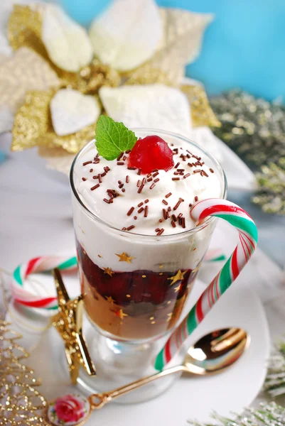 Kaffee und Sahnedessert mit Kirsche zu Weihnachten — Stockfoto