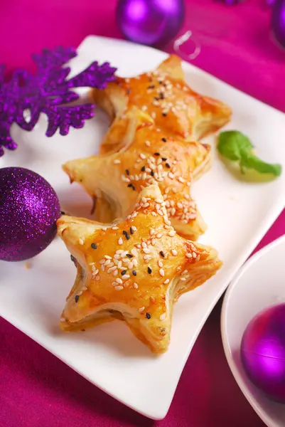 Pasteles de hojaldre en forma de estrella con hongos ardiendo para Navidad —  Fotos de Stock