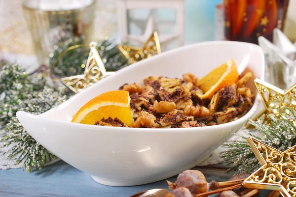 Nouilles aux graines de pavot et fruits secs pour le repas de Noël — Photo