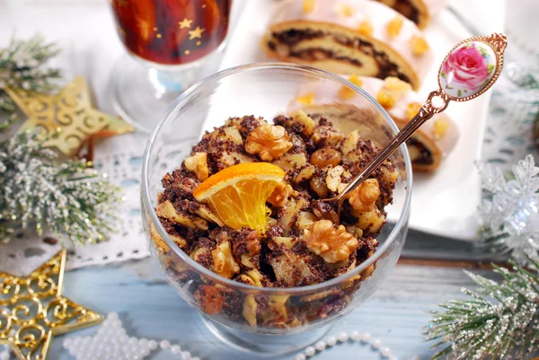 Macarrão com sementes de papoila e frutas secas para a ceia da véspera de Natal — Fotografia de Stock