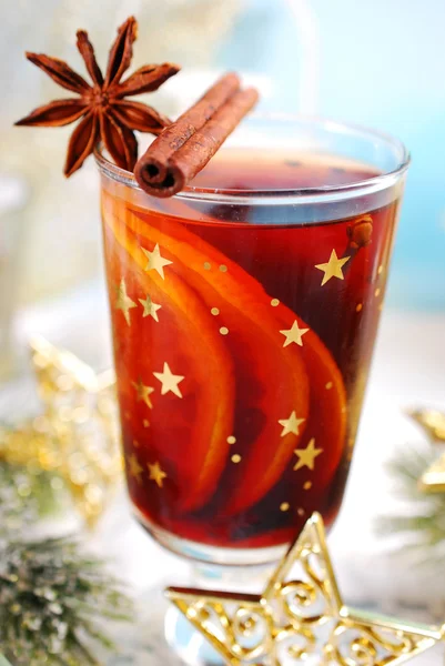 Glühwein mit Gewürzen zu Weihnachten — Stockfoto