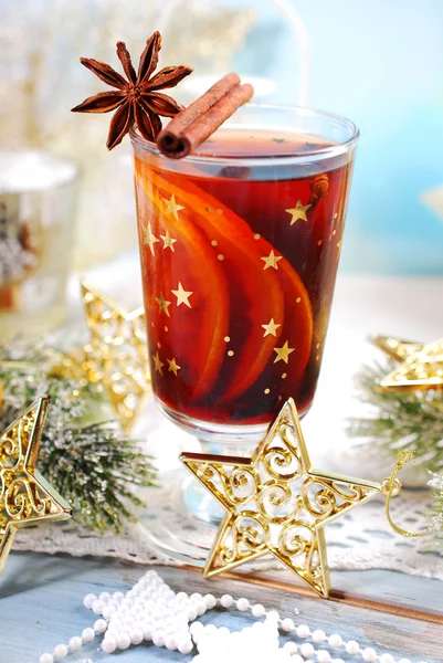 Glühwein met kruiden voor Kerstmis — Stockfoto