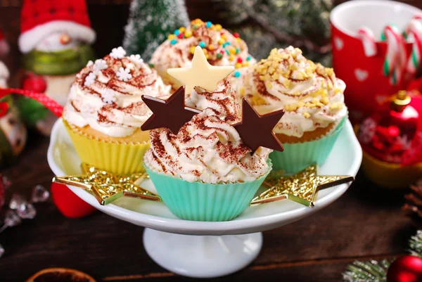 振りかけると上にチョコレートの星クリスマス カップ ケーキ — ストック写真