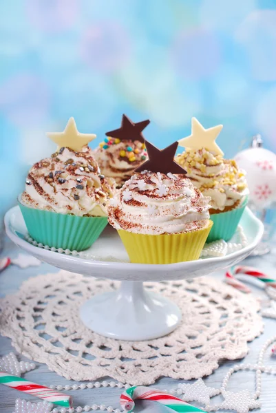 Cupcakes de Natal com polvilhas e estrela de chocolate no topo — Fotografia de Stock